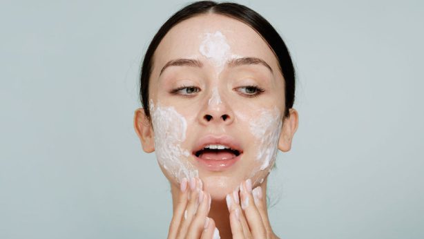 Sublimez la beauté de votre visage en utilisant un soin exfoliant! Quels sont les effets de ce cosmétique et comment choisir le soin le plus efficace?